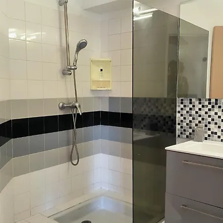 En Rez De Jardin Avec Pisicne Апартаменты