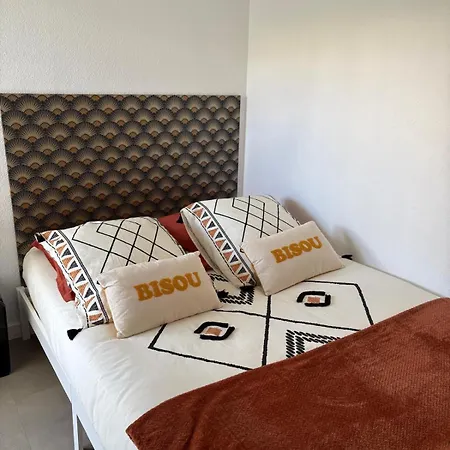 En Rez De Jardin Avec Pisicne Апартаменты