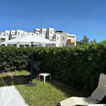 En Rez De Jardin Avec Pisicne Апартаменты